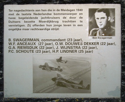 Gedenkmonument voor Anceaux en 5 andere omgekomen vliegers aan de noordzijde van de Moerdijkbrug op parkeerplaats de Zuidpunt bij de A-16 Rotterdam-Breda,