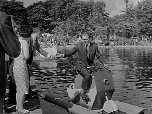 Opening waterfietswedstrijd door Godfried Bomans in de Linnaeushof, 1964