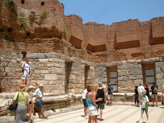Binnen de voormalige bibliotheek van Celsus in Efese