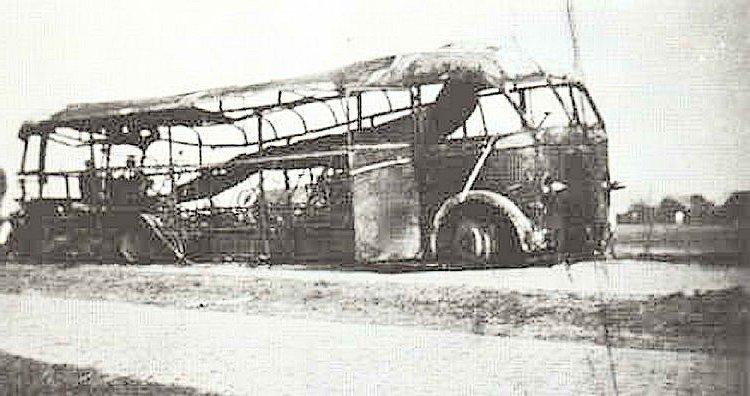 Het wrak van de op 10 mei 1940 tengevolge van een bombardement verwoeste bus op de grens van Sassenheim en Oegstgeest. Hierbij kwamen 16 soldaten om het leven en één burger, chauffeur Rinus Kors, broer van Leo Kors. Van de 27 gewonde militairen zouden er later nog 5 overleden zijn.