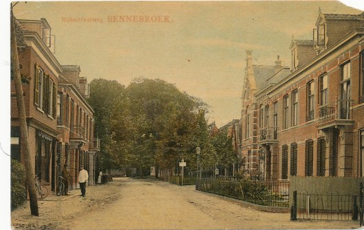 Rijksstraatweg Bennebroek met rechts het gemeentehuis