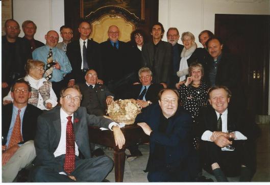 Bijeenkomst van 'Het Beschreven Blad' in de Hartenlust, Bloemendaal (2000). Vooraan rechts zittend Jan Keyser