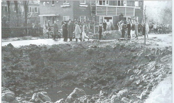 Krater en huizen Goudsbloemstraat (opname 30-10-1941, politiearchief Bloemendaal)