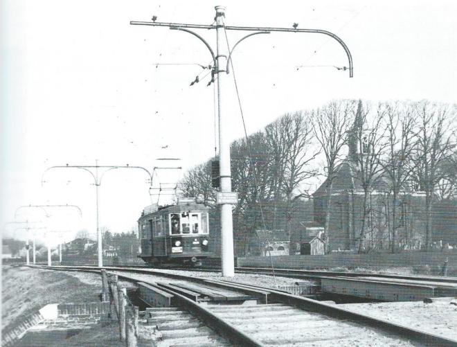 De electrische tram in Bennebroek achter Hervormde Kerk. Tot 1932 had hier de stoomtram gereden. Over de brug werd de Binnenweg naar Heemstede en ten slotte Haarlem gevolgd.