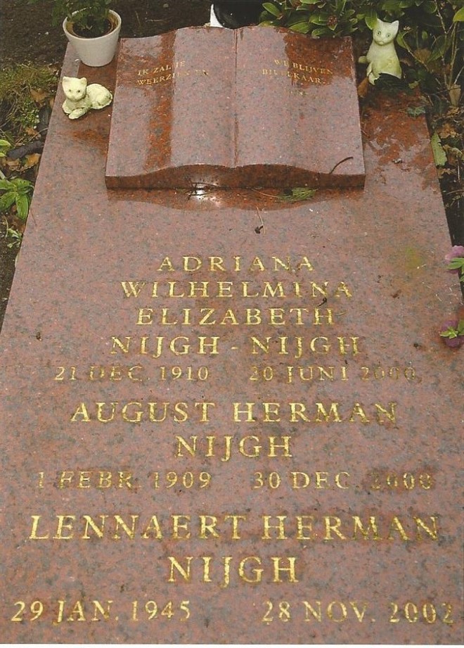 Het familiegraf van Lennaert Nijgh en zijn ouders op de Algemene Begraafplaats in Heemstede. Op de grafsteen een marmeren open boek. (foto uitboek: 'Testament; leven en werk van Lennaert Nijgh' door Peter Voskuil).