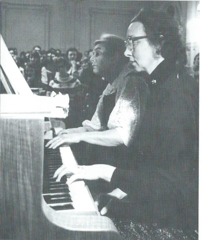 De pianisten Miep van Luin-Riemersma (links) en Ans Bouter speelden meer dan eens quatre mains in het Minerva theater van Heemstede