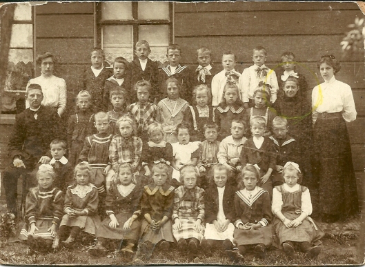 Schoolfoto uit omstreeks 1912 in Zaandam. Maria Pos met strik in het haar staat op de derde rij rechts. Helemaal rechts haar schooljuf