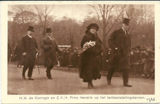 Prentbriefkaart van bezoek Koningin Wilhelmina en prins-gemaal Hendrik aan de Internationale Voorjaarstentoonstelling Heemstede in 1925