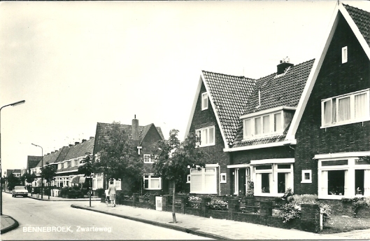 De Zwarteweg in Bennebroek met woonhuizen en nabij de Rijksstraatweg een aantal winkels.