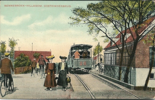 Oude ansichtkaart van een stoomtram op de Oosteinderbrug van Bennebroek naar Hillegom