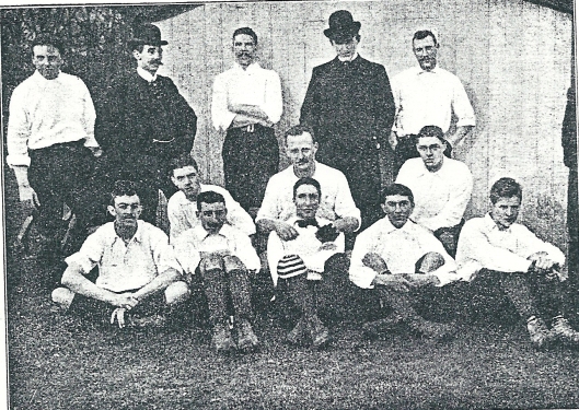 Het elftal met twee bestuurders van H.F.C. 1 in het seizoen 1901-1902. Bopven v.l.v. W.van Waveren, M.Loosjes, A.van Waveren, M.Teunissen en J.J.Swens. Midden: Apie Prins, E.Moltzer en M.Hulshoff Pol. Vooraan zittend: Th. van Manen, I.Rodrigues Pereira, J.Ferf, M.van Leuven en E,.Holdert