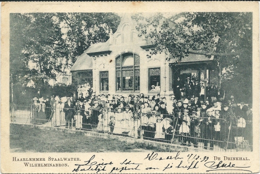 Prentbriefkaart uit 1899 met drukte bij de Drinkhal bij het Brongebouw in de Haarlemmerhout