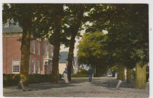 Wandelend langs het raadhuis op een prentbriefkaart uit circa 1910
