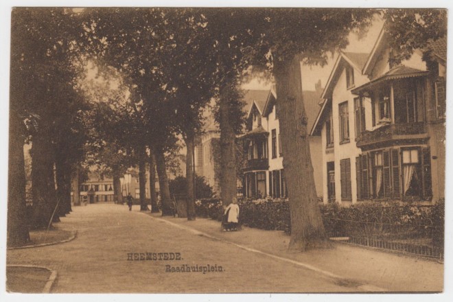 Raadhuisplein met zicht op Overlaan en rechts het nieuwe raadhuis op een kaart uit circa 1920
