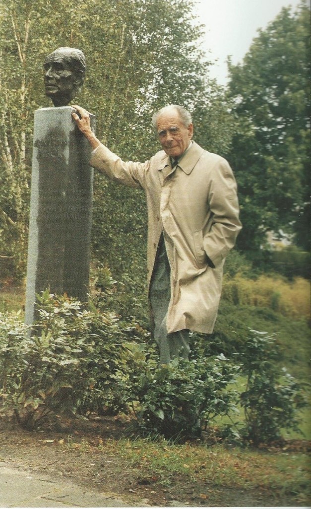 Anton Pieck bij zijn bronzen kop in Overeen vervaardigd door Kees Verkade (uit boek Frans Keijsper)