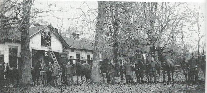 Nederlandse militairen met paarden op mobilisatiebestemming bij de Manpadslaan. Het 6e regiment artillerie beschikte over vele paarden om met name de veldartilleriestukken voort te trekken.