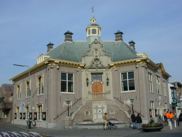 Ook het raadhuis van Zandvoort is begin 20ste eeuwse gebouwd en dateert van 1909-1912. Het is vlindervorming in Hollands classicistische stijl en ontworpen door toenmalig gemeentearchitect Joh. Jansen. 