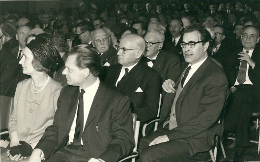 Godfried Bomans tijdens een bijeenkomst in de schouwburg in 1963