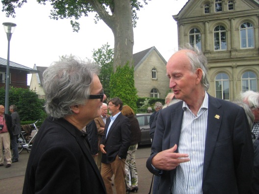 Tom America (links) en Hans Krol na de onthulling van het Jan Hanlo-gedenkteken nabij Geerlingshof in Valkenburg op 29 mei 2014