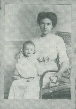 Jan Hanlo op schoot bij zijn moeder, mevrouw Hanlo-Crobach, in Ned,Oost Indië, 1913 (Coll. Nederl. Letterkundig Museum)