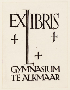 Exlibris Gymnasium Alkmaar; ontworpen door Fré Cohen