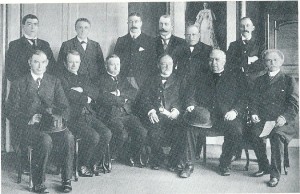 De gemeenteraad van Heemstede in 1904 (waarop de burgemeester overigens ontbreekt). Staande van links naar rechts: J.H.M.van Houten, H.H.Höcker, gemeentesecretaris A.G.A. baron Collot d'Escury, A.H. vn Wickevoort Crommelin, J.Beelen sr. en J.C.van de Eijken. Zittend v.l.n.r.: M.J.Roozen, J.v.d.Berg, A.v.d.Weiden, A.v.d.Horst, H.Peeperkorn en jhr. J.B. van Merlen 