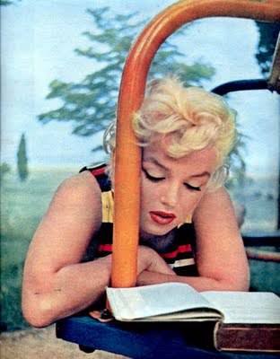 Marilyn Monroe lezend in de openlucht