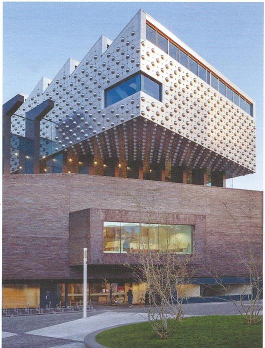 Aan het Eemplein is in 2012-2013 cultuurtempel het Eemhuis gebouwd, een combinatie van Bibliotheek, Archief, Kunsthal en Scholen in de Kunst.