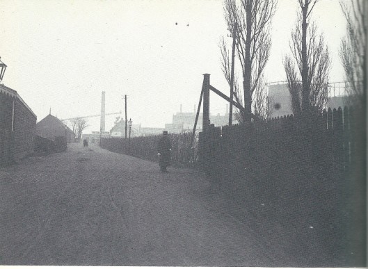 De Oude Weg bij het Beltterrein van de Gemeentelijke Lichtfabrieken (ill. uit Haarlem bij gaslicht, pagina 40)