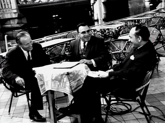 Philip Sharper van NBC-televisie interviewde in 1965 Michel van der Plas (links) en Herman van Run (rechts) (Foto Katholiek Documentatiecentrum Nijmegen)