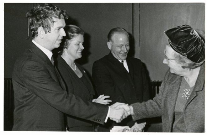 Koningin Julianan wordt tijdens haar nezoek aan een congres van 'Onze Taal'op 19-10-1968 voorgesteld aan Seth Gaaikema en Michel van der Plas. Naam van de dame in het midden onbekend (Haagse Beeldbank)