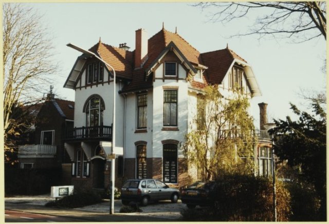 Villa hoek Prof. van Vlotenweg/Blekerpad, Bloemendaalseweg 163. In 1903 gebouwd door J.van den Ban. Thans is hier o.a. makelaar Stoel gevestigd. Vroeger Buen Retira geheten. foto uit 1998 (NHA)
