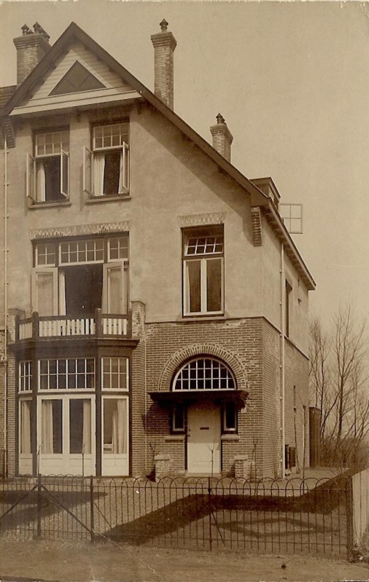 Oude foto van Noorders Stationsweg 23, 1910 ontworpen door J. van den Ban