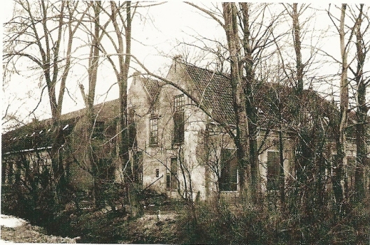 Woonhuis en daarachter bollenschuur van de kwekersfamilie Roozen ten oosten van de Bronsteeweg op een foto uit circa 1930 (foto uit Bloeiende bedrijvigheid). 