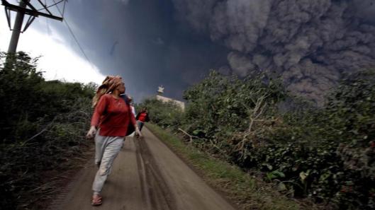Foto van uitbarsting vulkaan de Sinabung bij Brastagi (1-2-2014)