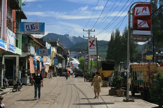 Winkelstraat in Berastagi, Sumatra