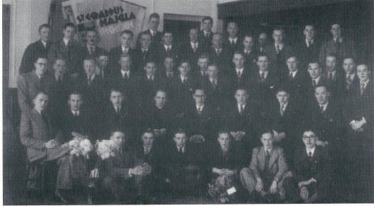 Een foto in 1942 gemaakt bij gelegenheid van het vierde lustrum van de R.J. Jonge Middenstands-Vereniging Sint Gerardus Majella in het Verenigingsgebouw aan de Herenweg.