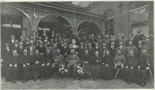 Mr.Bomans (midden staand links van beeld koningin) als deelnemer aan de Rooms-Katholieke Landdag te Breda.