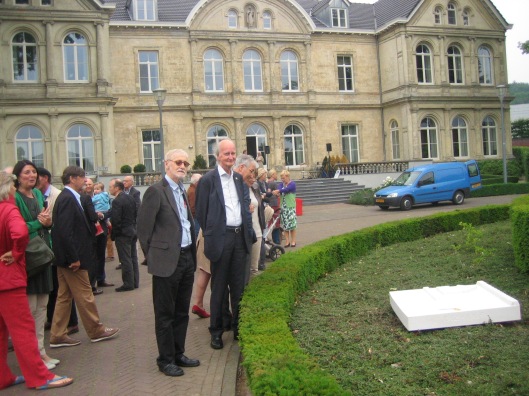 Schrijver Jan Schurgers (links) en Hans Krol bij het Jan Hanlo-gedenkteken