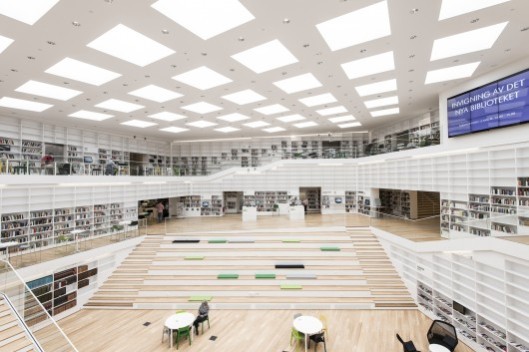 Interieuropname van de Dalarna universiteitsbibliotheek in Falun