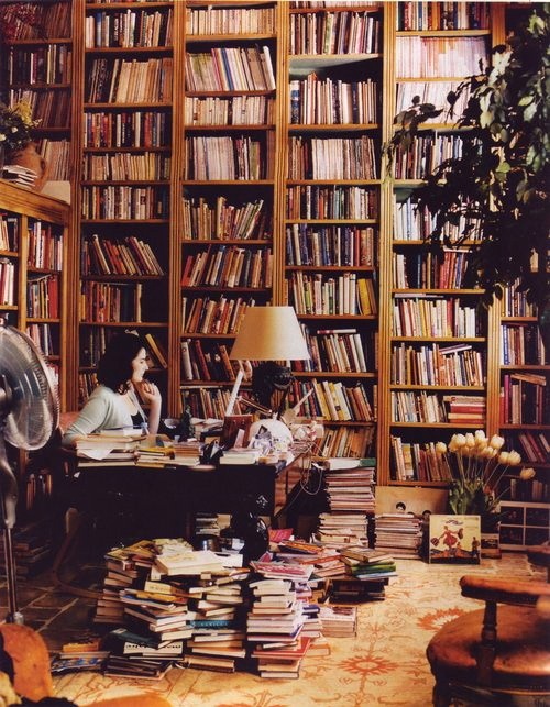 Nigella Lawson aan het werk in haar privébibliotheek