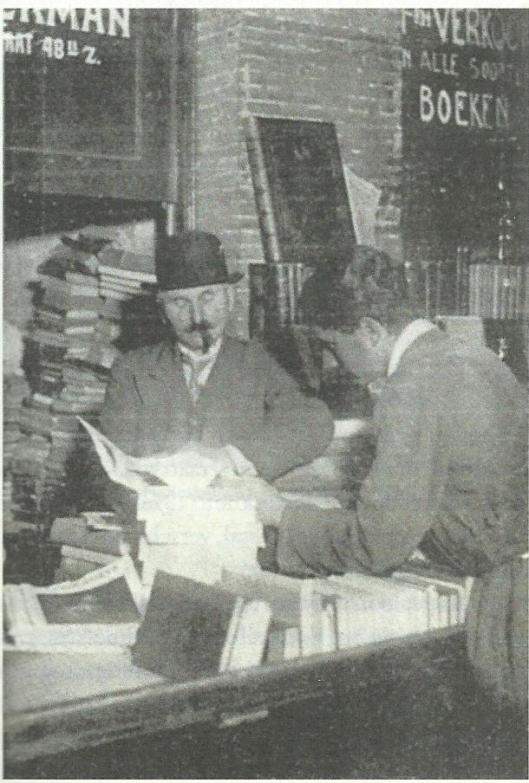 Barend Boekman bij zijn winkelkast in de Oudemanhuispoort