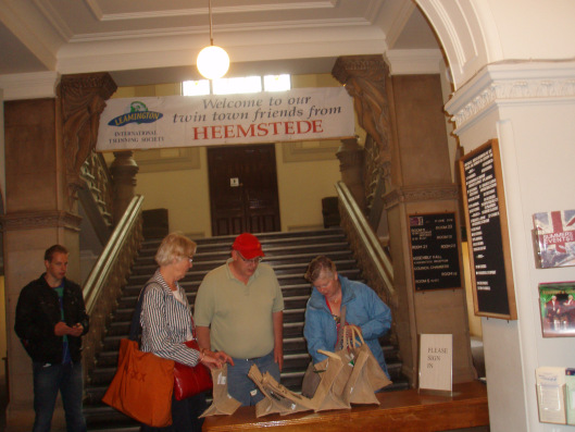 Verwelkoming van Heemstede-gangers in het stadhuis van Royal Leamington Spa in 2002