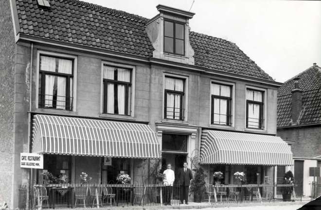 Restaurant de Oude Geleerde Man in 1931 met uitbater H.J.van Trigt