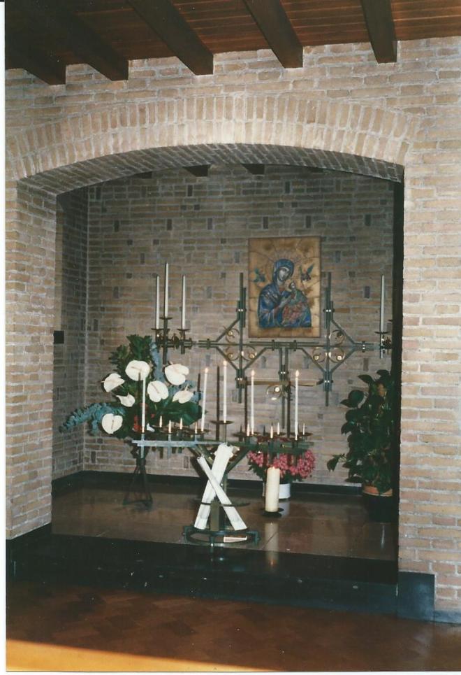 Nis in kapel van Zusters Augustinessen Mariënheuvel met voorstelling van Maria en het kind