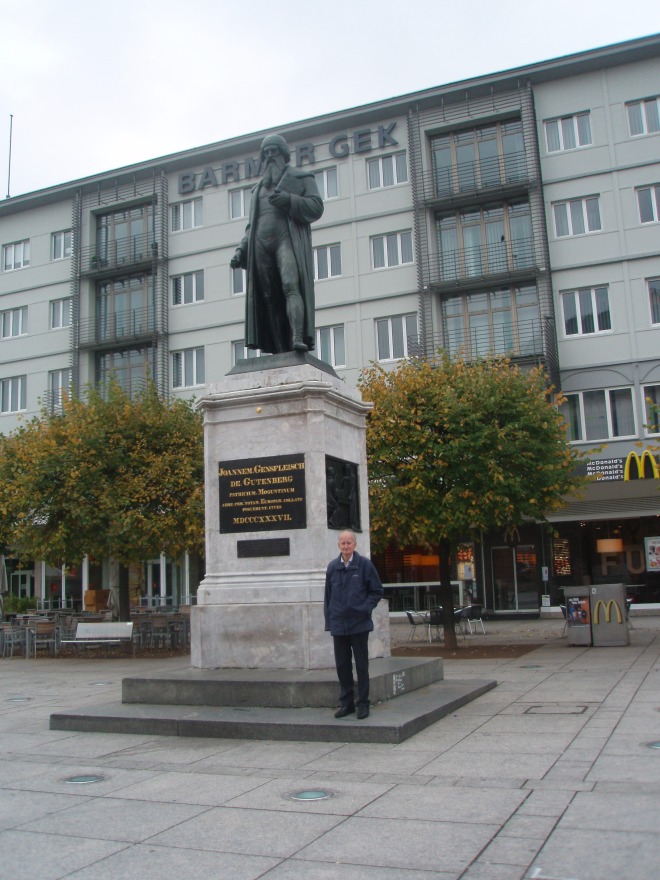 Hans Krol bij standbeeld van de Heilige Bonifatius in Frankfurt