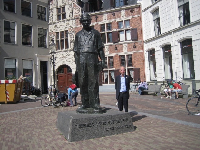 Hans Krol bij het standbeeld van Albert Schweitzer tijdens Deventer Boekenmarkt 2 augustus 2015