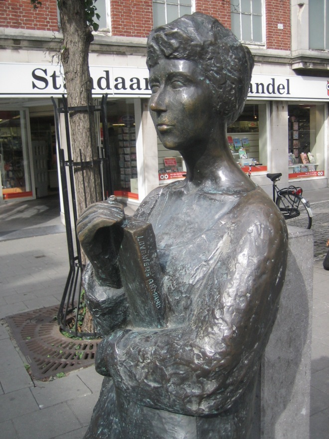 Lezende vrouw voor de Standaard Boekhandel in de Naamsestraat, Leuven