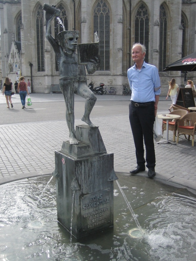 Hans Krol bij beeld van Fons Sapientiae in Leuven, 11-8-2015 