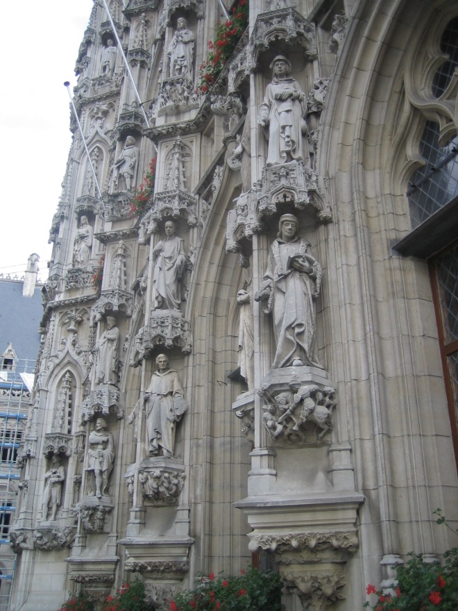Rechtsonder beeld van Erasmus aan de voorgevel van het historisch stadhuis in Leuven